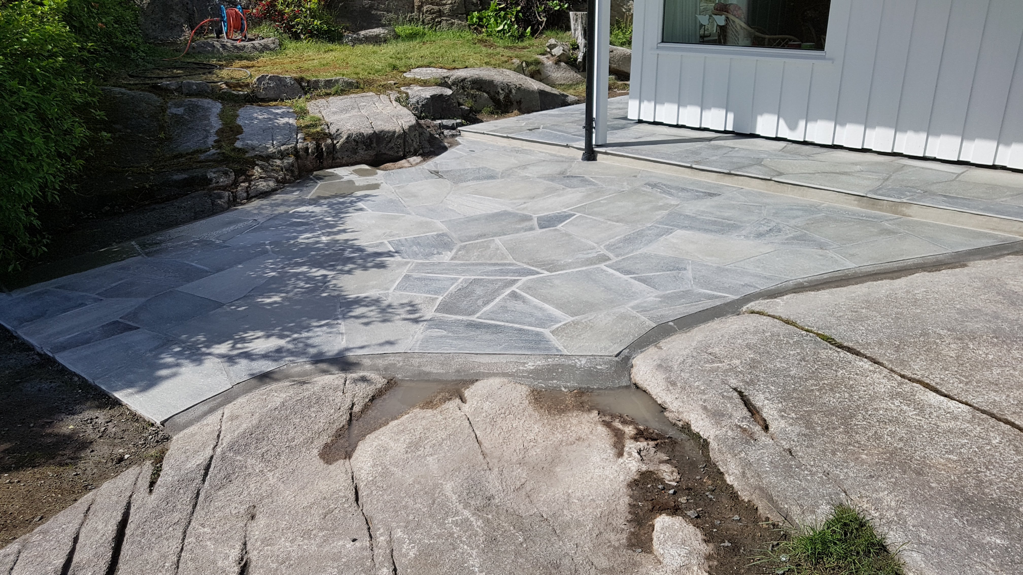 Skiferplatting lagt på terrasse med moderne mønster