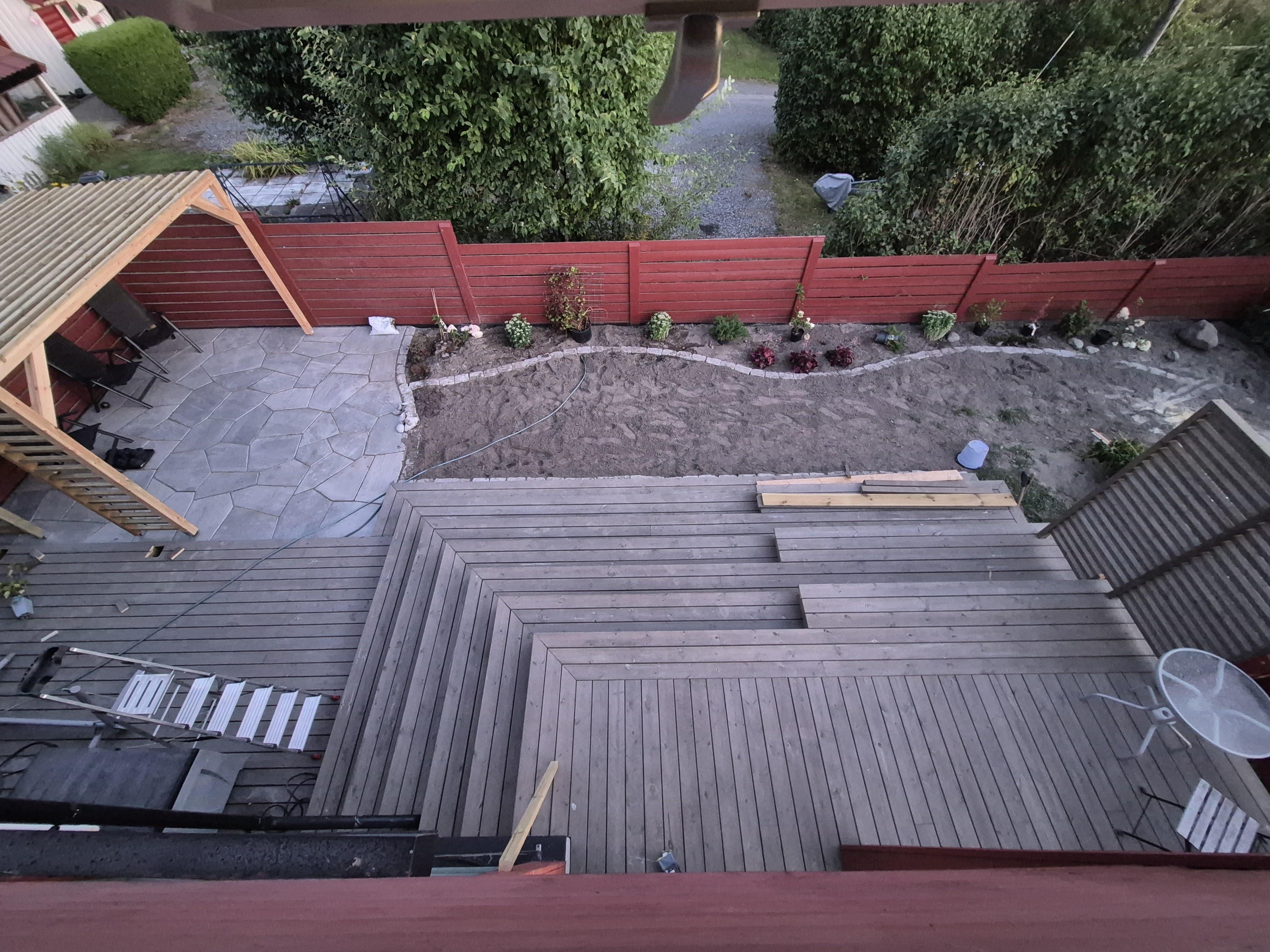 Nybygget uteplass med belegningsstein og støttemur