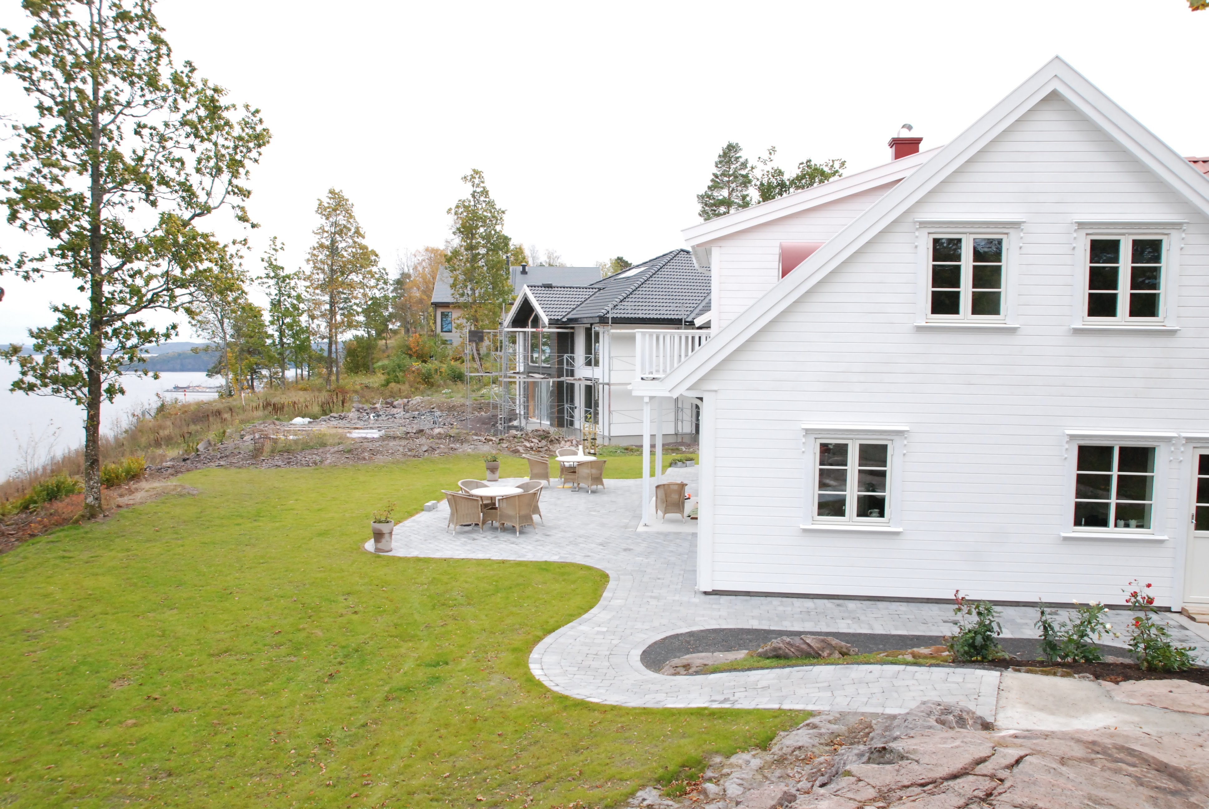 Ferdig anlagt hage med plen og beplantning