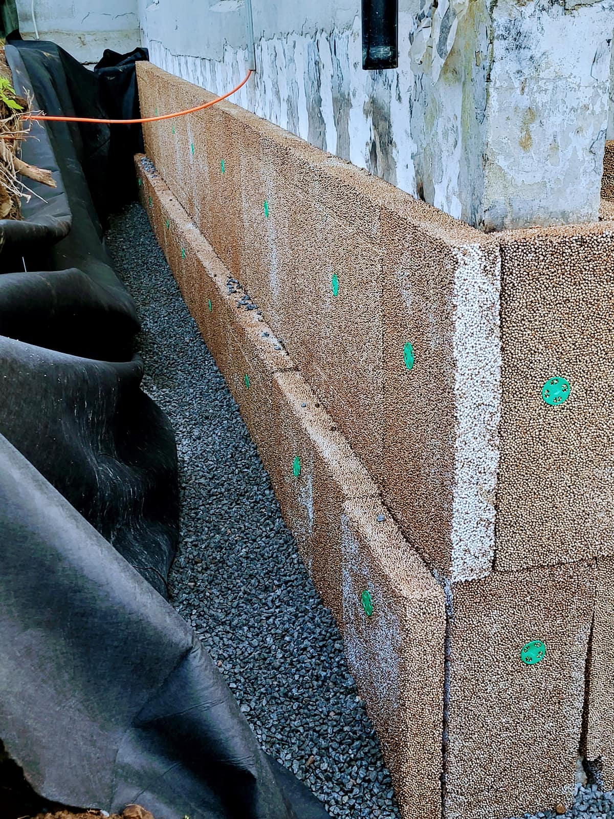 Pukk og fiberduk lagt mot Isodren drensplatene før tilbakefylling