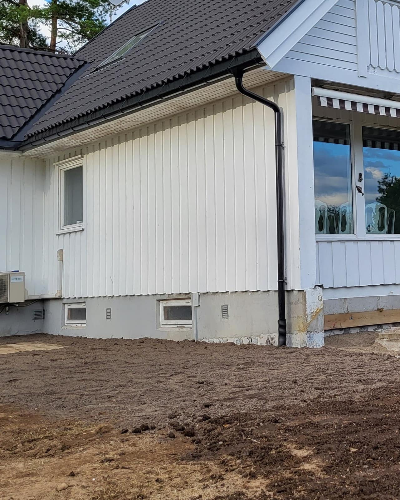 Ferdig tilbakefylt og planert terreng rundt huset