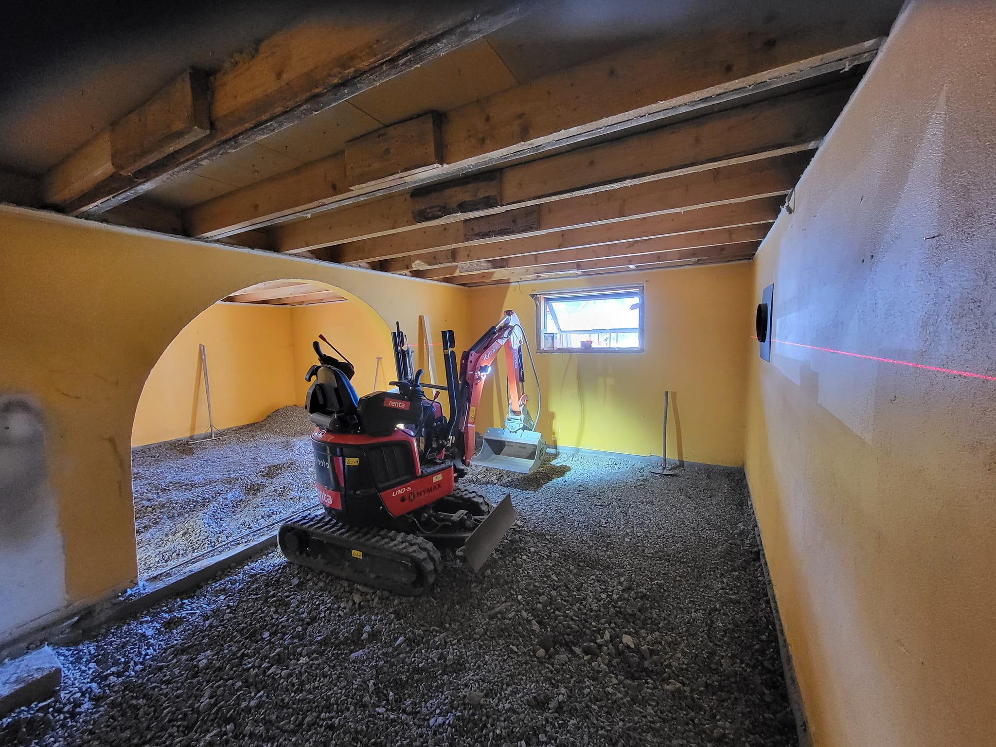 Kjellergulv under forberedelse med minigraver på grus