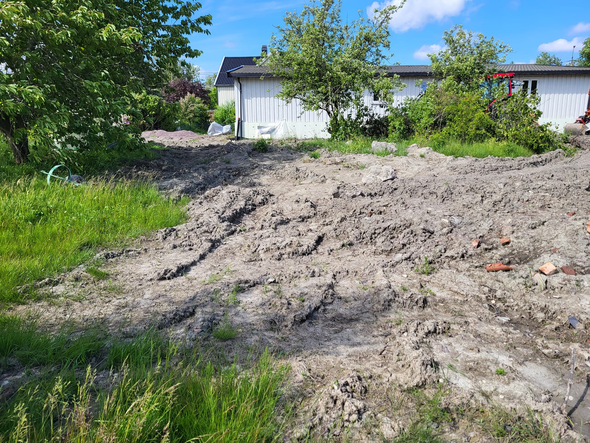 Ujevnt terreng før planering