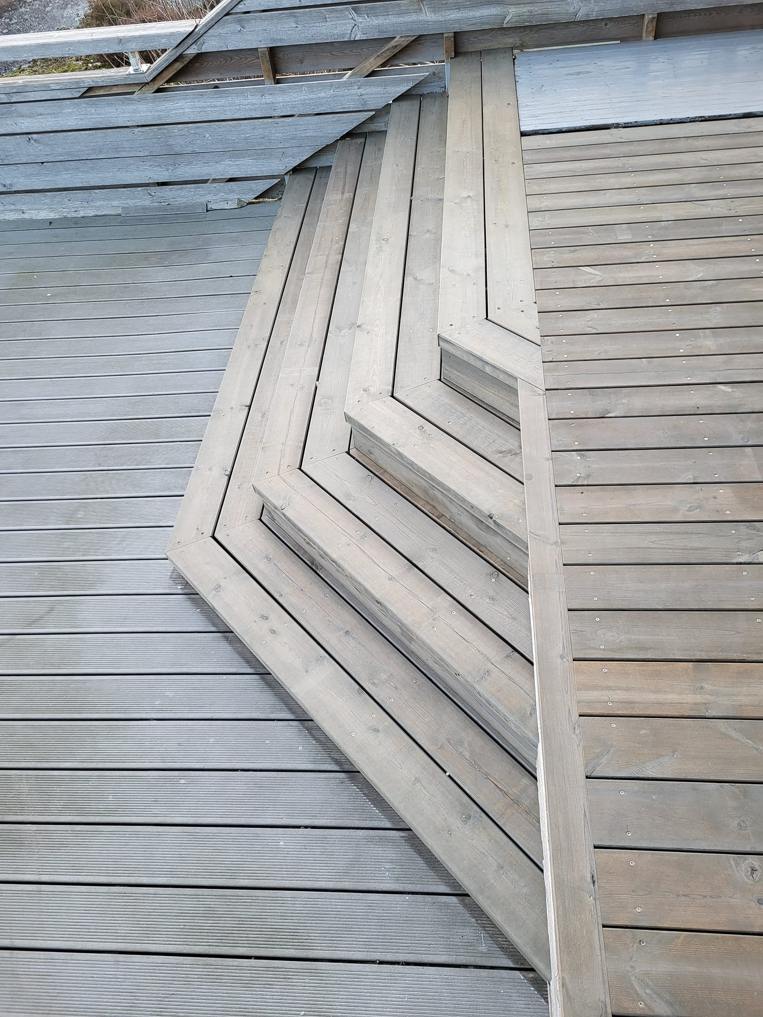 Detaljbilde av vinklede trappetrinn på veranda