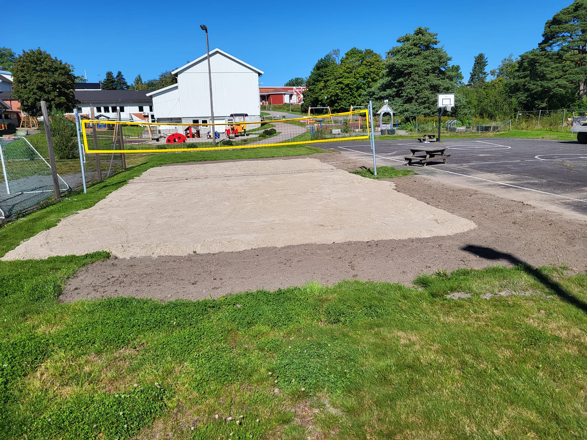 Ferdig sandvolleyballbane med nett