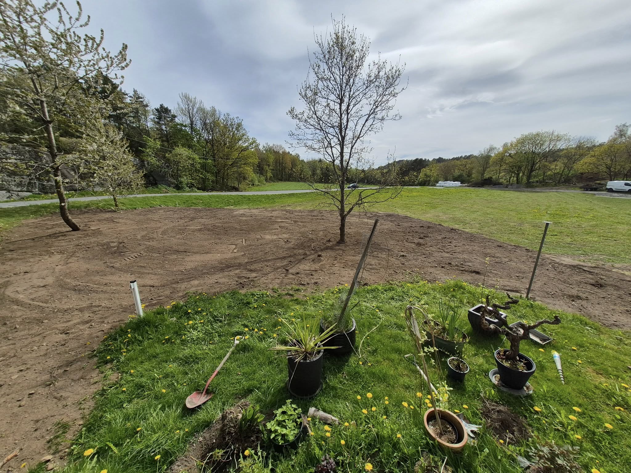 Hagearbeid pågår med planering av jord og planter